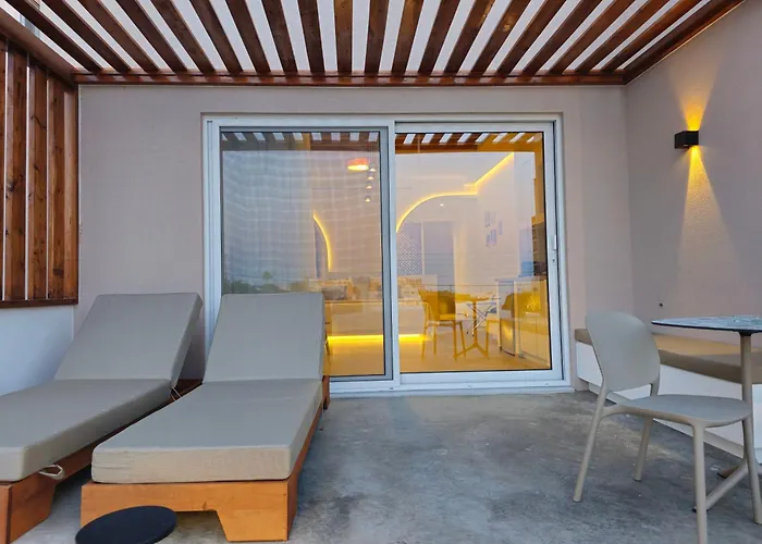 Moonlight & Exo Katikies (Santorini)